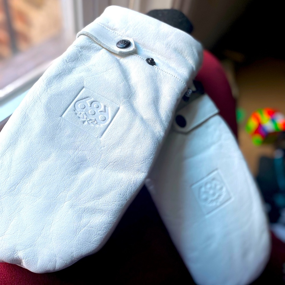 GIFT ALERT! Snowboarding mitt: 686 Rodeo, white supple leather, GoreTex. [REI]